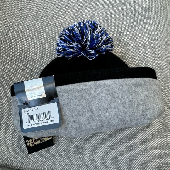 New Era Knicks Pom Beanie Hat NWT - Picture 3 of 4